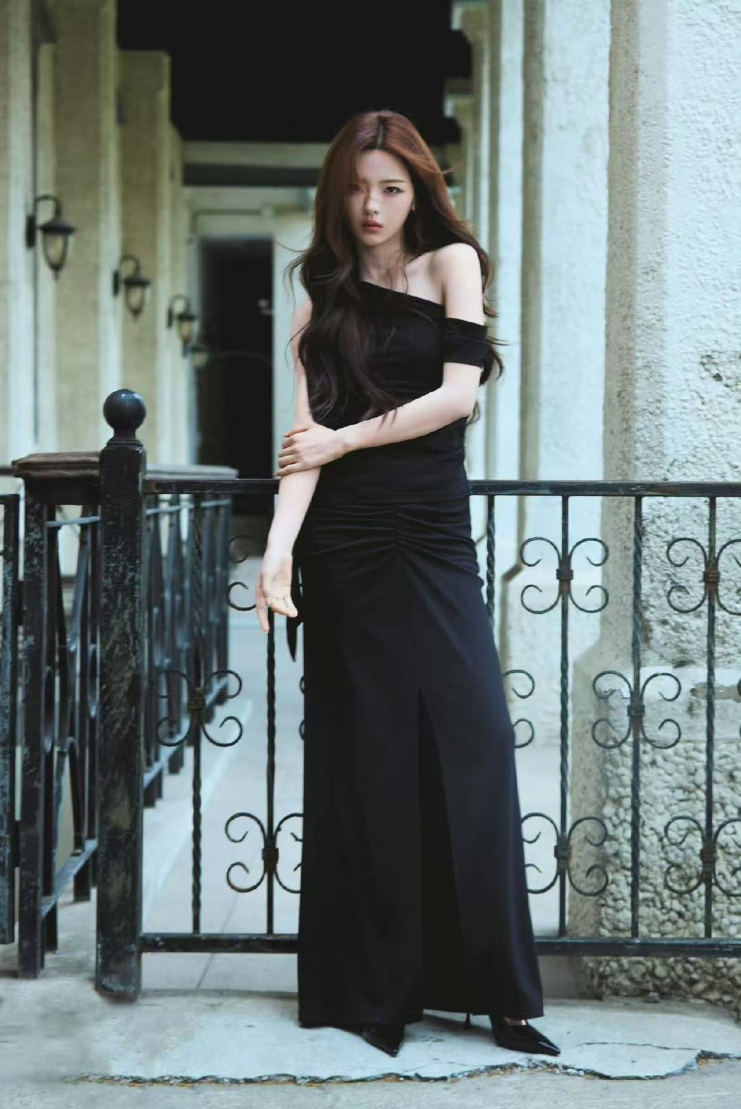 杨超越穿黑色斜肩褶皱裙亮相