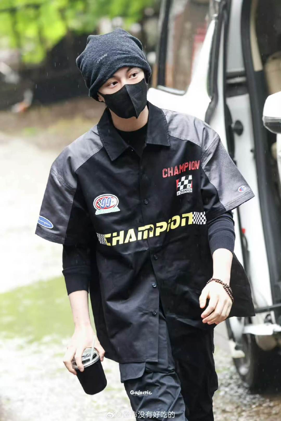 丁禹兮冷帽黑杉现身《司宫令》片场