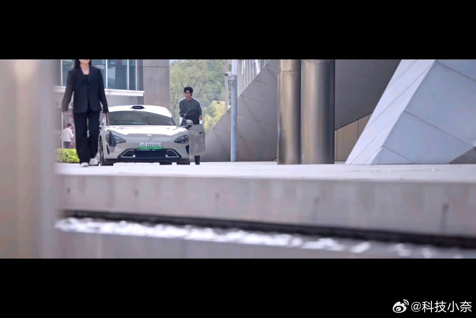 国产新能源车小米SU7现身新剧，国产车频现影视综艺