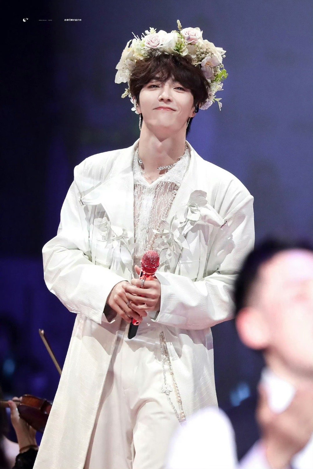 陈立农白色西装簪花造型优雅亮相