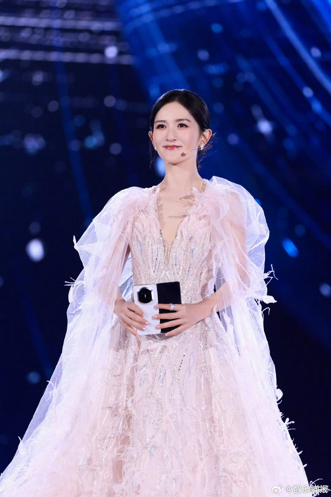 谢娜主持手卡设计精致艺术感十足