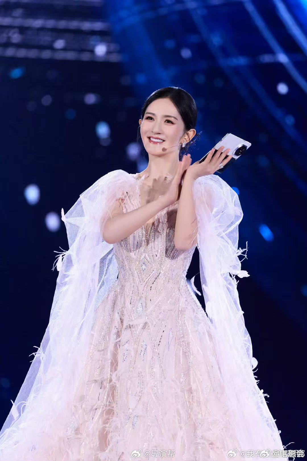 谢娜晚会表现端庄大气，声音铿锵有力