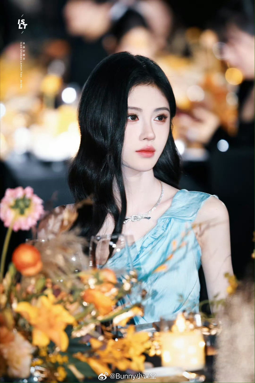 鞠婧祎亮相芭莎活动内场造型惊艳