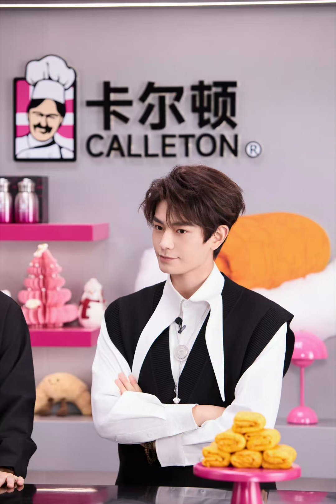 丁禹兮直播定格瞬间帅气亮相