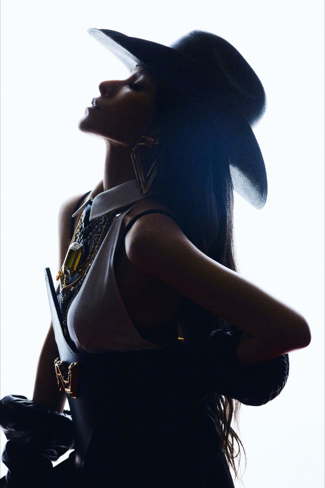 萧亚轩黑色礼帽金色饰品亮相跨年舞台