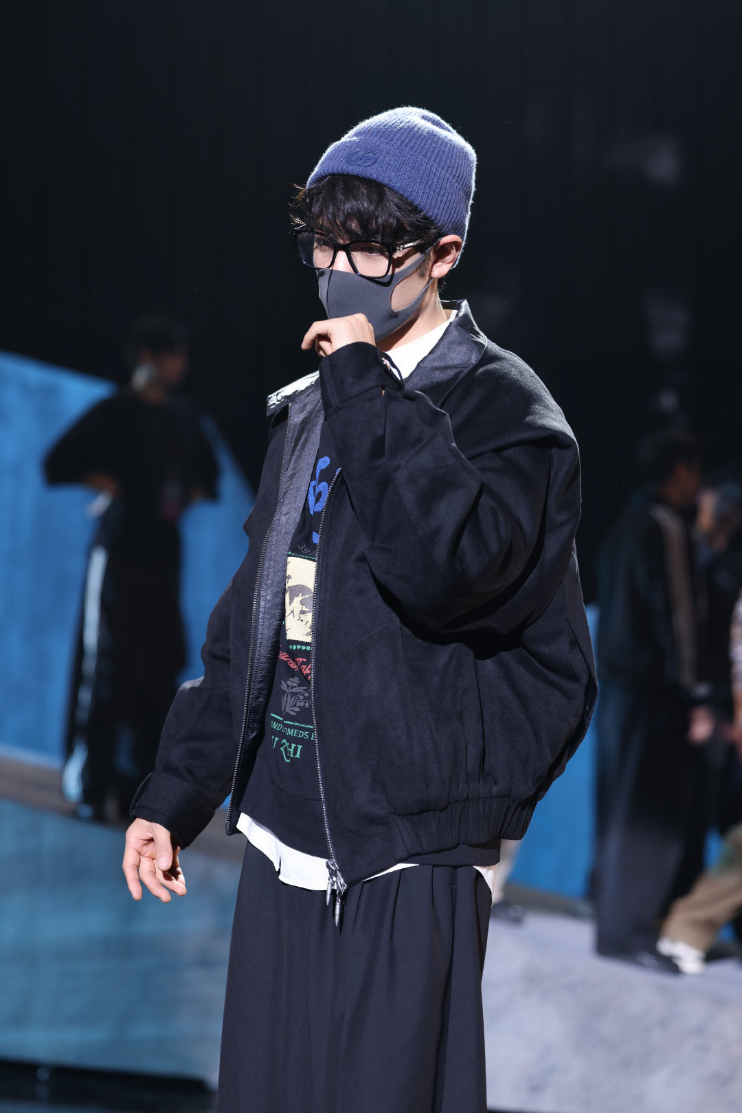 肖战跨晚彩排照曝光，将首唱新专辑《不要回头》