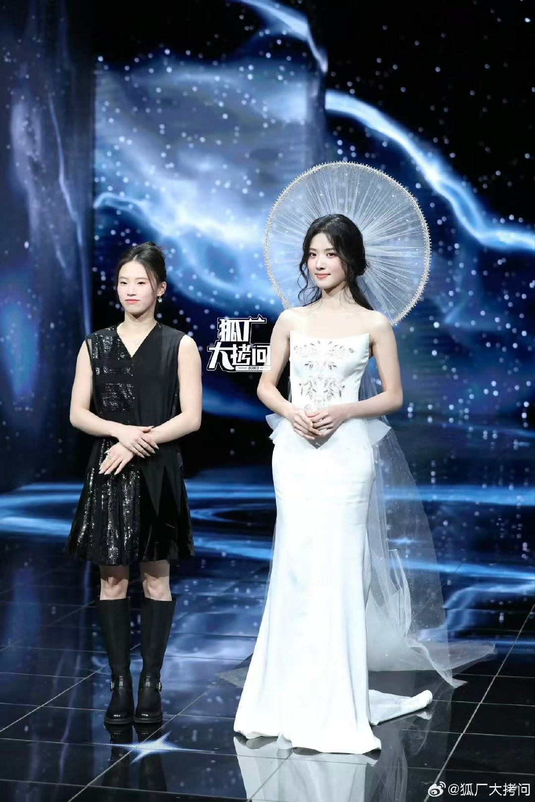 卢昱晓陈芋汐同框亮相红毯