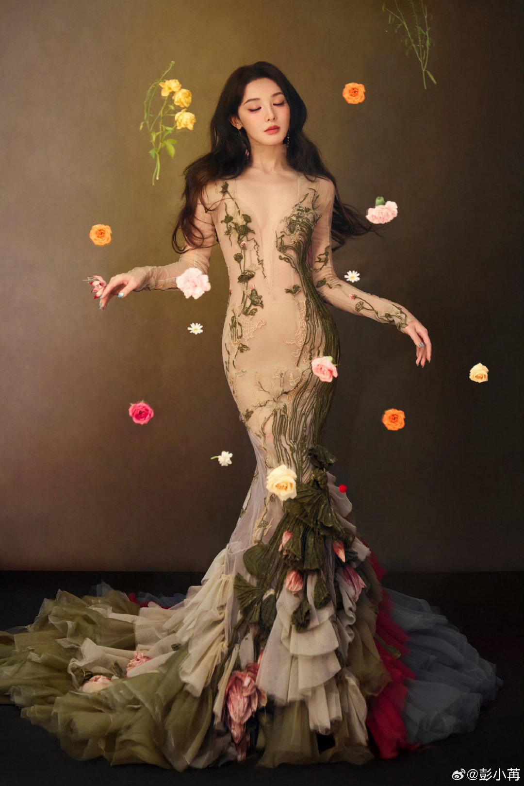 彭小苒穿深V连体裙亮相，裙装开衩至肚脐