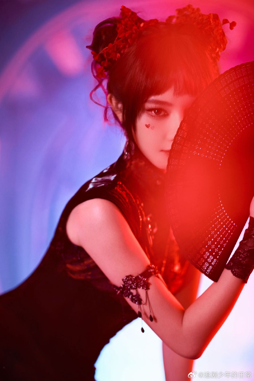 彭小苒cos春丽造型曝光，新中式旗袍双丸子头甜美活力