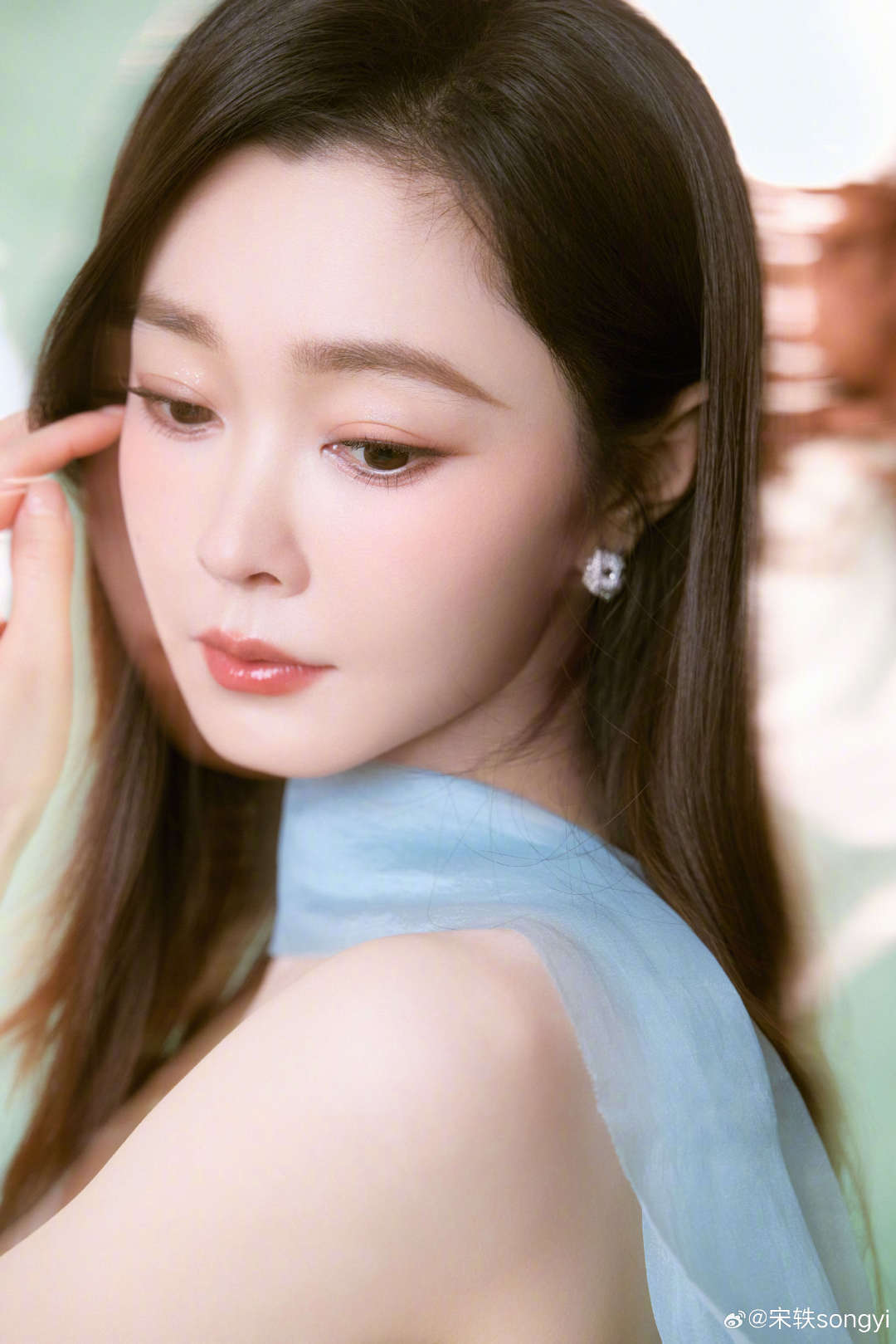 宋轶青碧纱裙飘逸如宋画临世