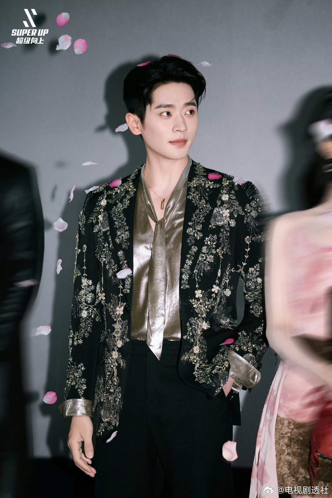 敖瑞鹏、周翊然、丞磊同款撞衫引热议