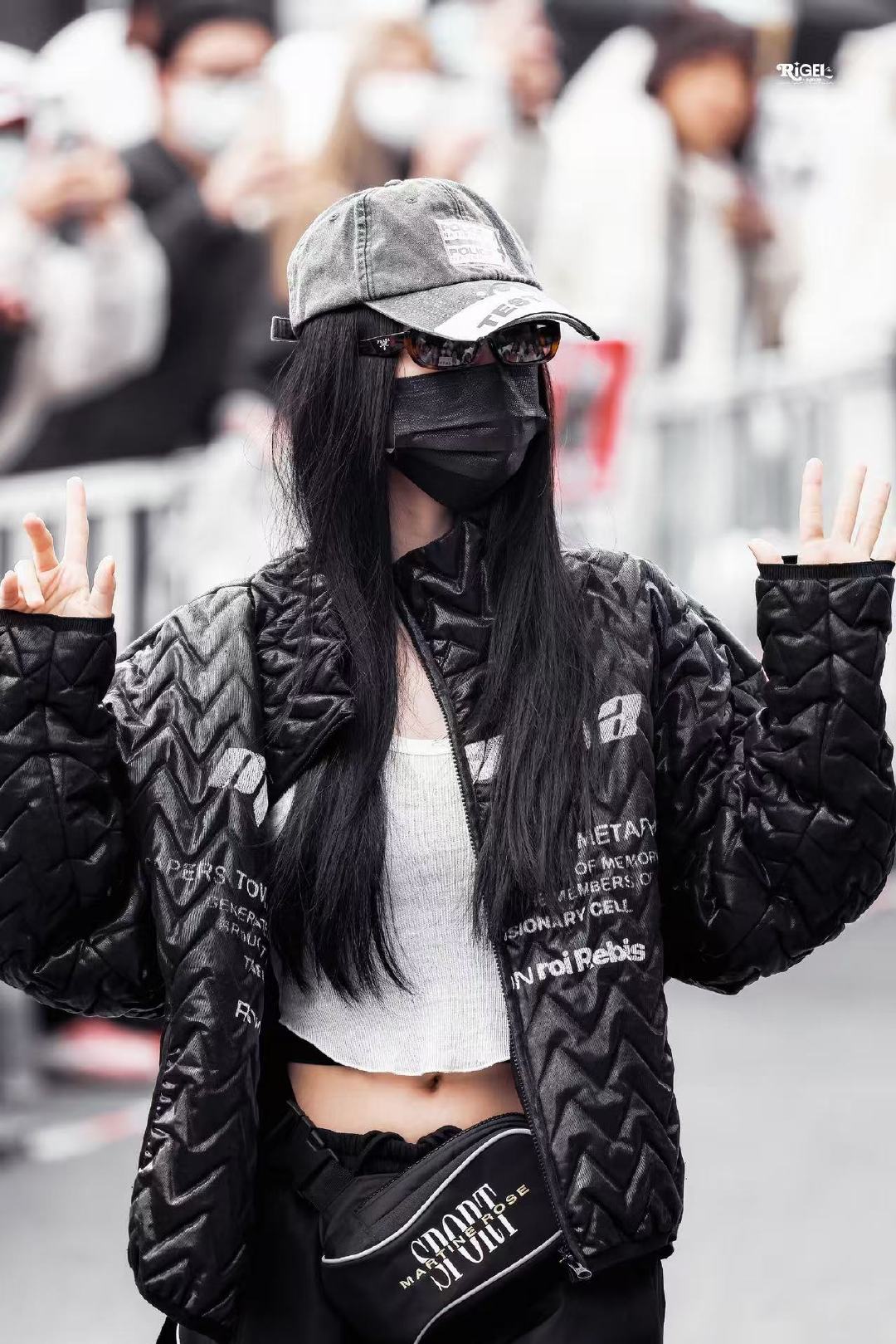 虞书欣元宵节穿字母皮衣出妆