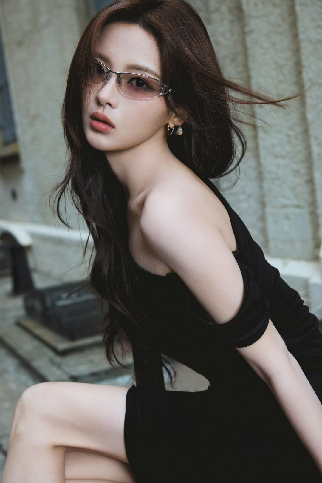 杨超越戴眼镜展高智感女王范