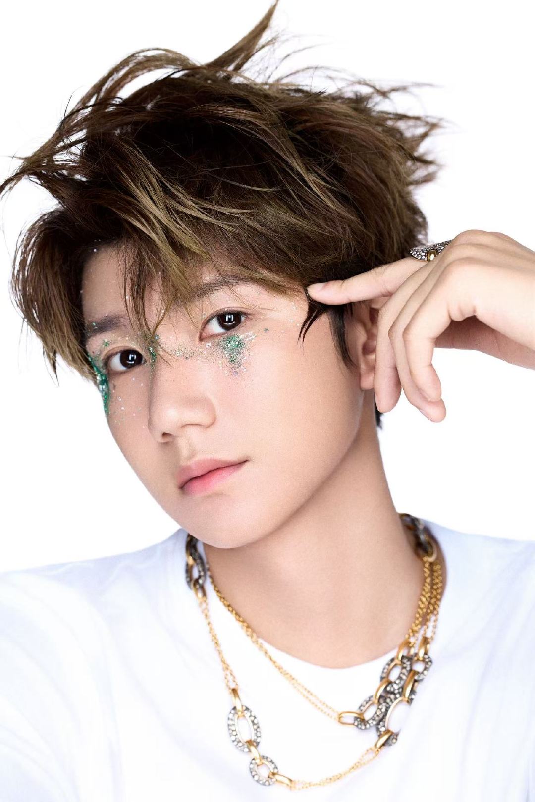 王源亮相绿色亮片妆造型引热议