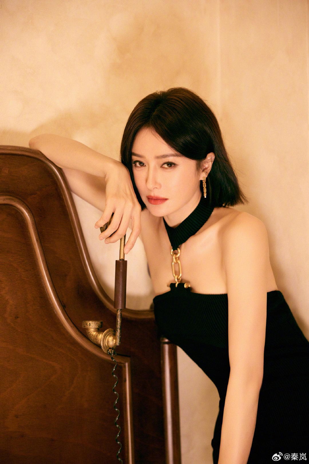 秦岚沈月回应未建小群撇王鹤棣