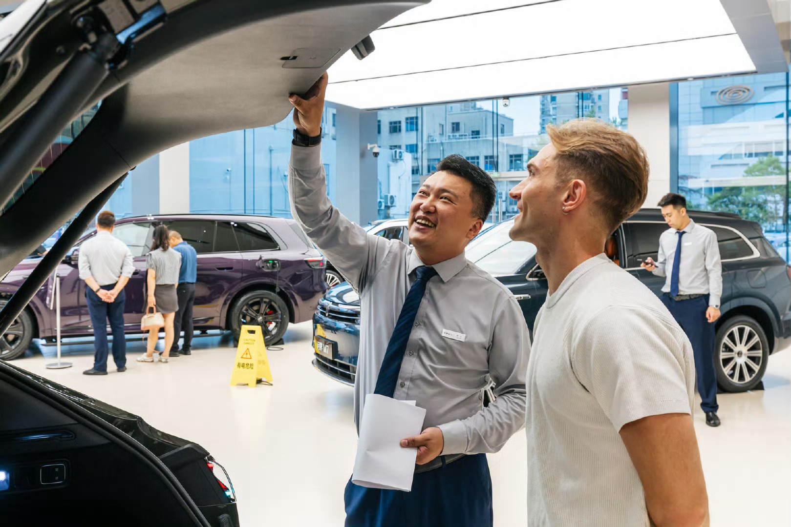 享界S9T上市首日引爆全国门店，外国游客惊叹中国旅行车科技