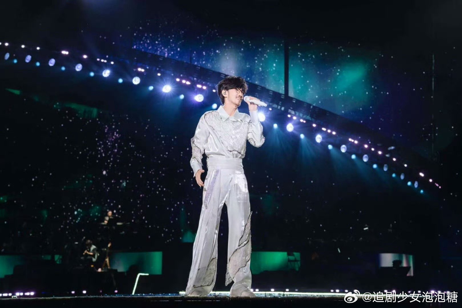 周传雄初雪献唱《北极雪》，歌声如雪舞动舞台