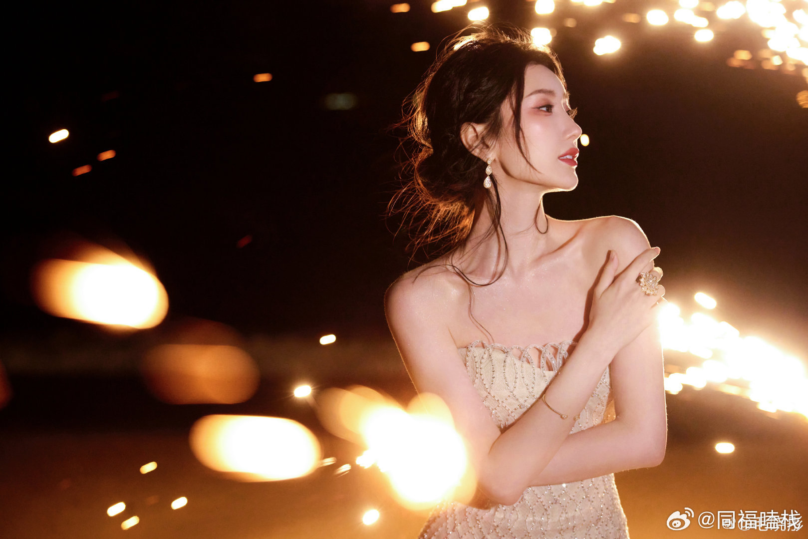 毛晓彤海边烟花下璀璨绽放