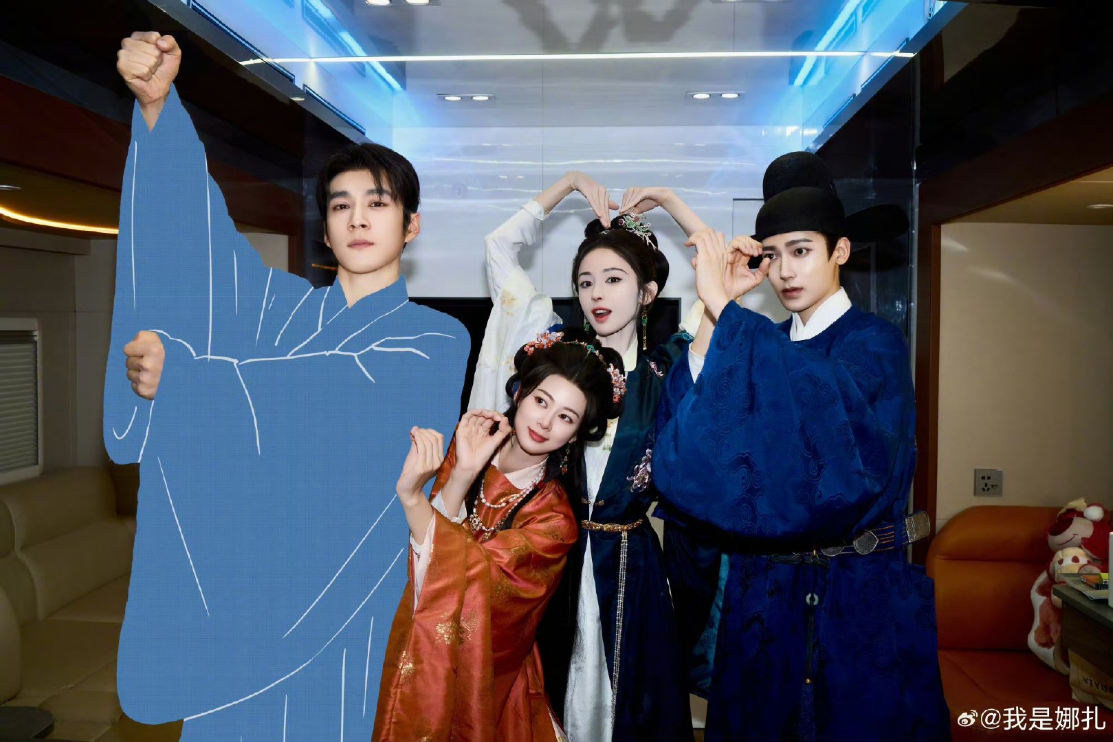 古力娜扎晒四人合照，与侯明昊赵昭仪韩老师同框