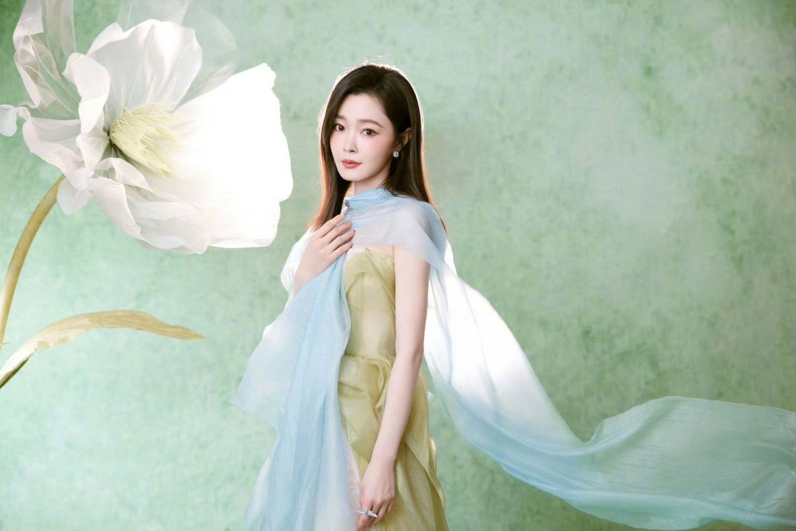 宋轶青碧纱裙亮相宛若宋画临世