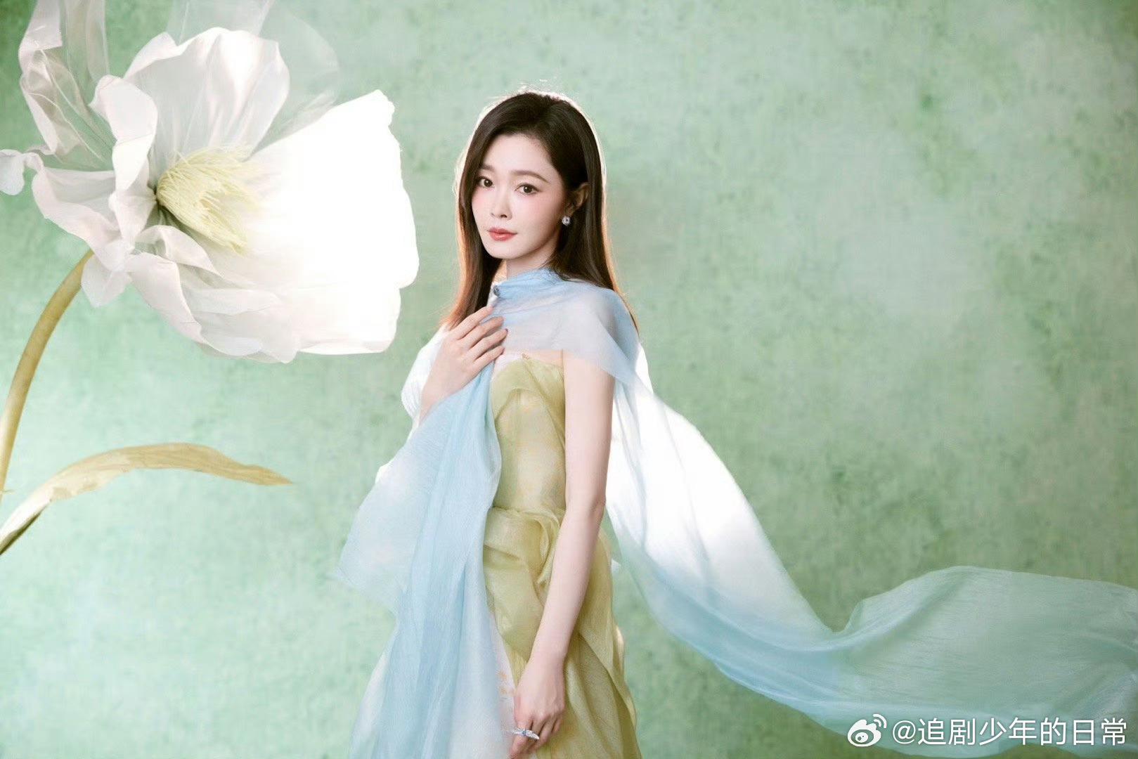 宋轶青碧纱裙造型亮相，温婉气质如宋画临世