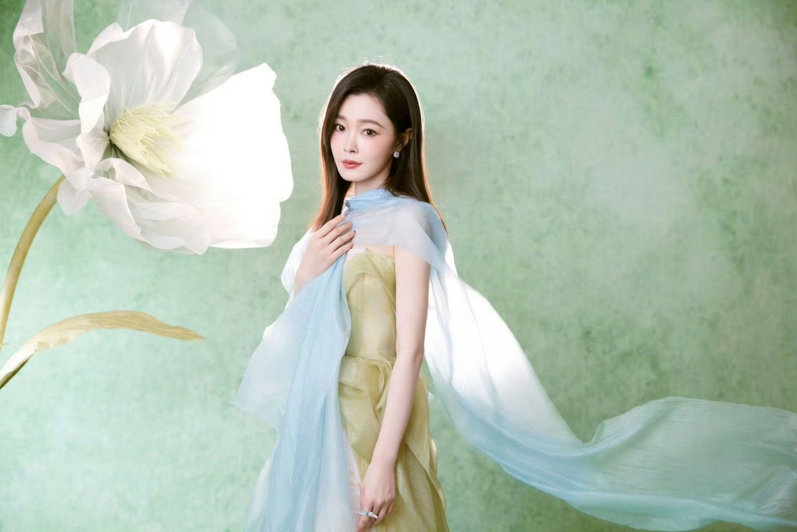宋轶青碧纱裙亮相，古韵如宋画临世