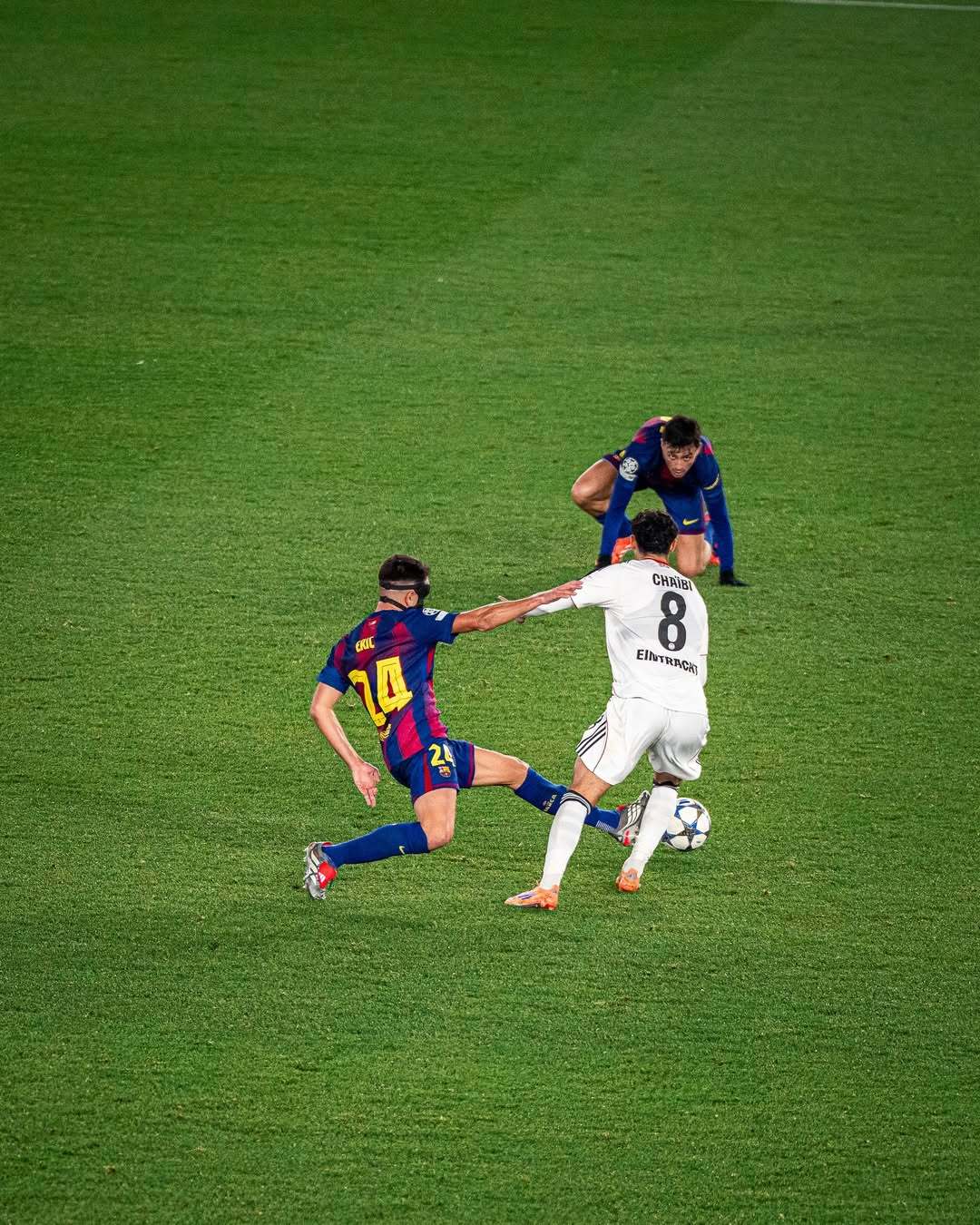 欧冠巴萨2比1胜法兰克福