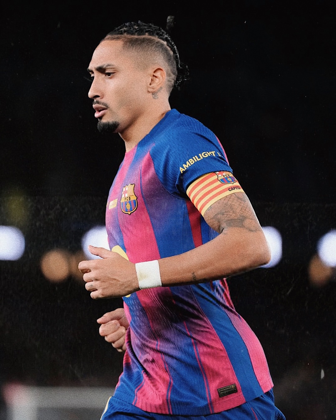 拉菲尼亚梅开二度助巴萨2比0胜奥萨苏纳