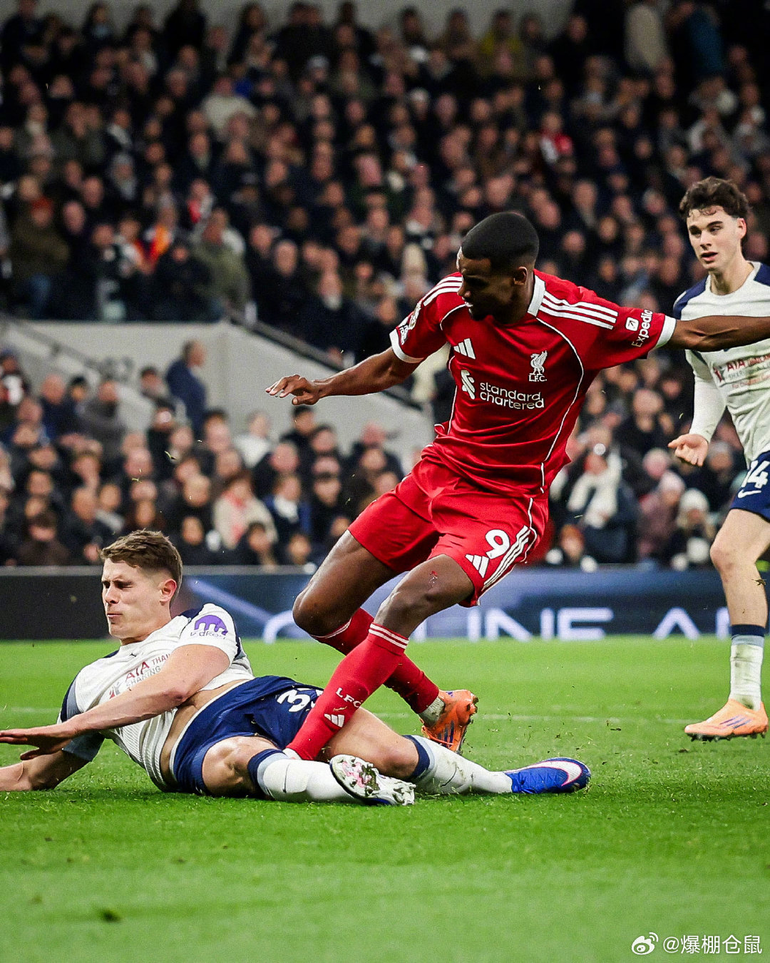 热刺后卫范德芬致歉利物浦前锋伊萨克，称铲伤纯属意外