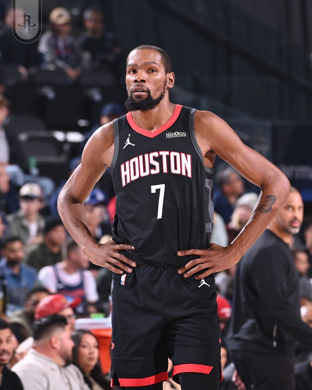 面对快船高压防守，火箭半场落后5分，杜兰特与申京的内外对决将如何决定下半场走势？