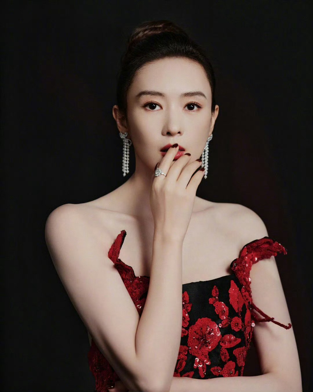 童瑶造型独特，腿部设计似单独裙装