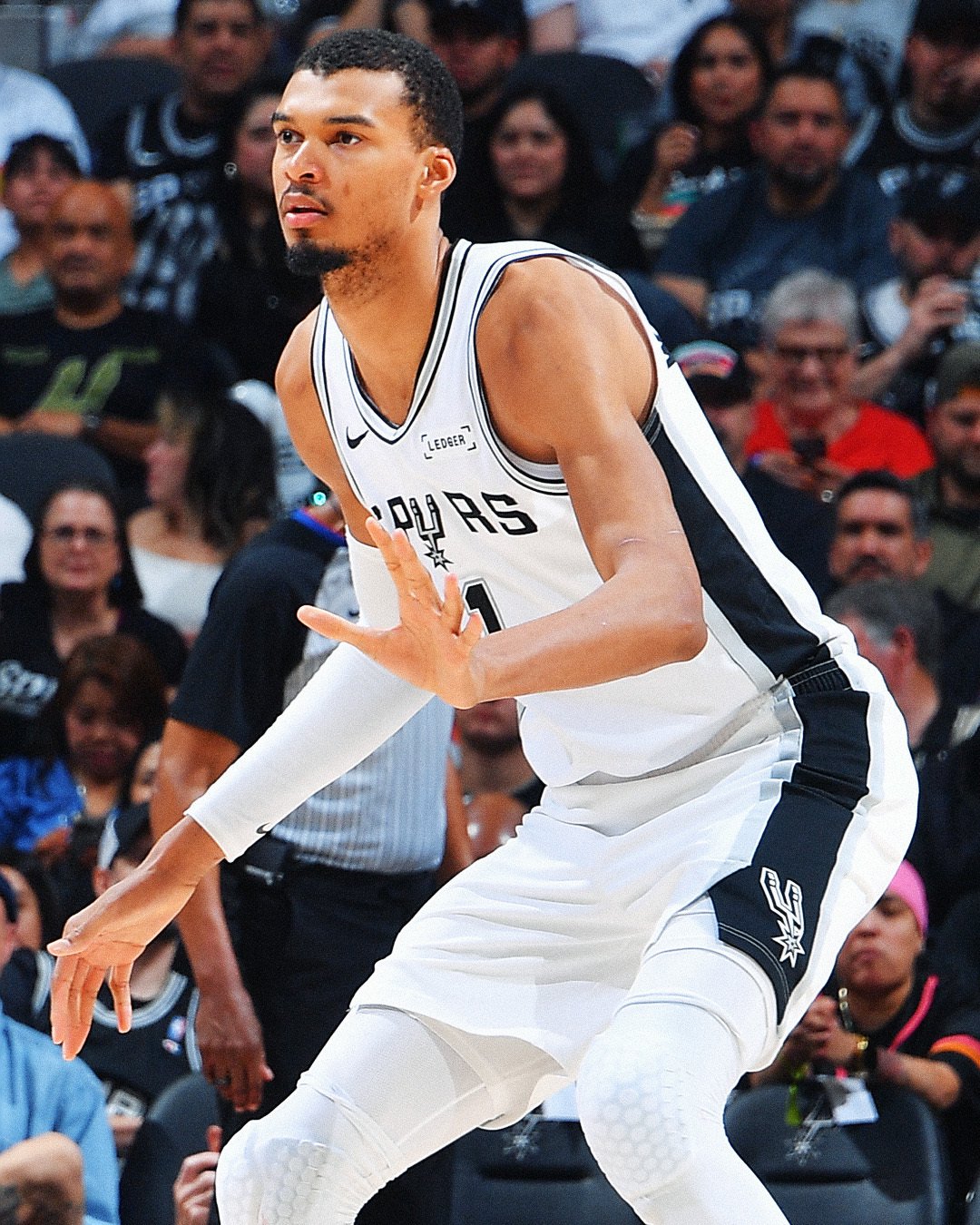 文班亚马连续5场砍165分57板19帽，成姚明后首人