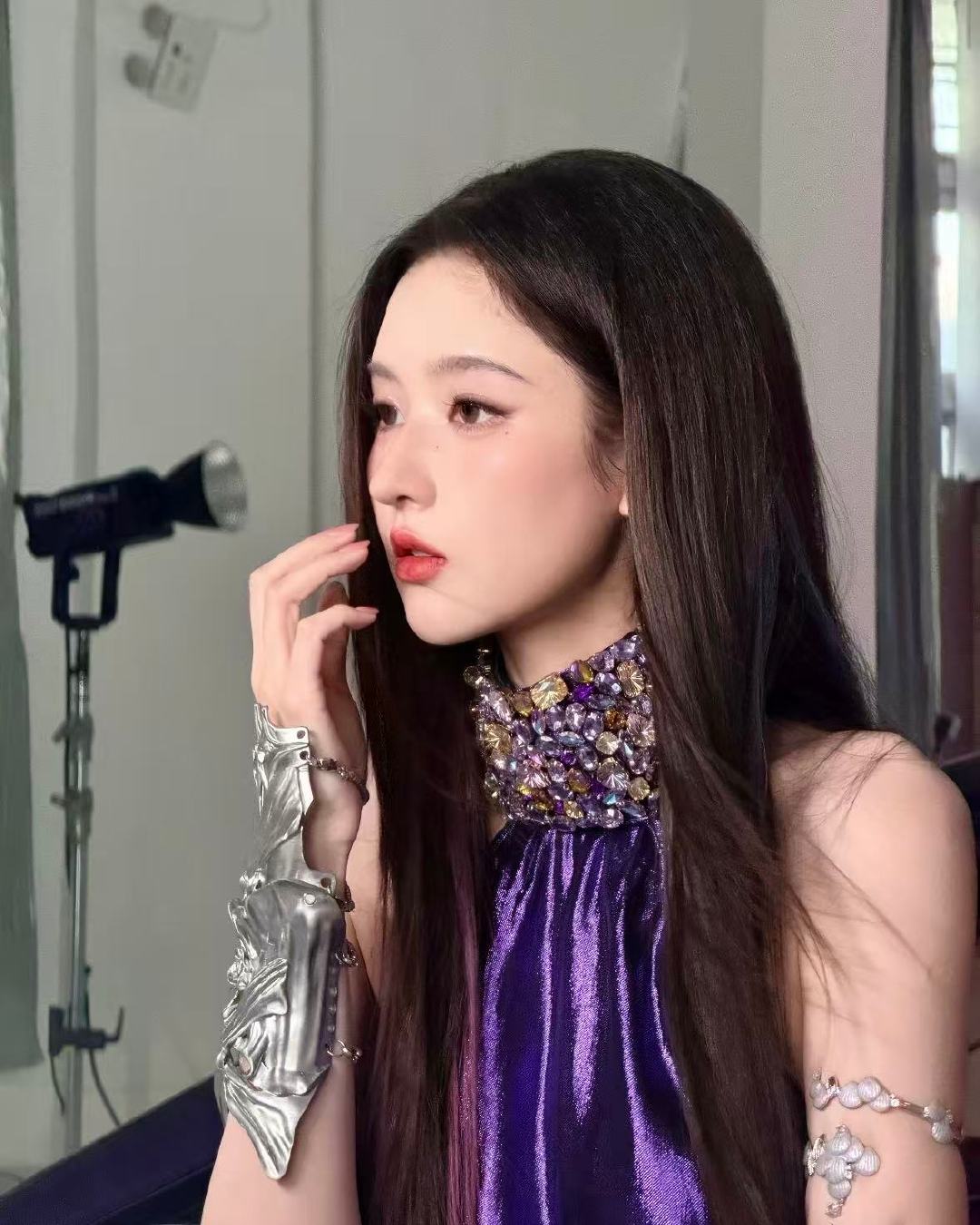 王玉雯冷艳千金妆亮相，紫色流光裙吸睛