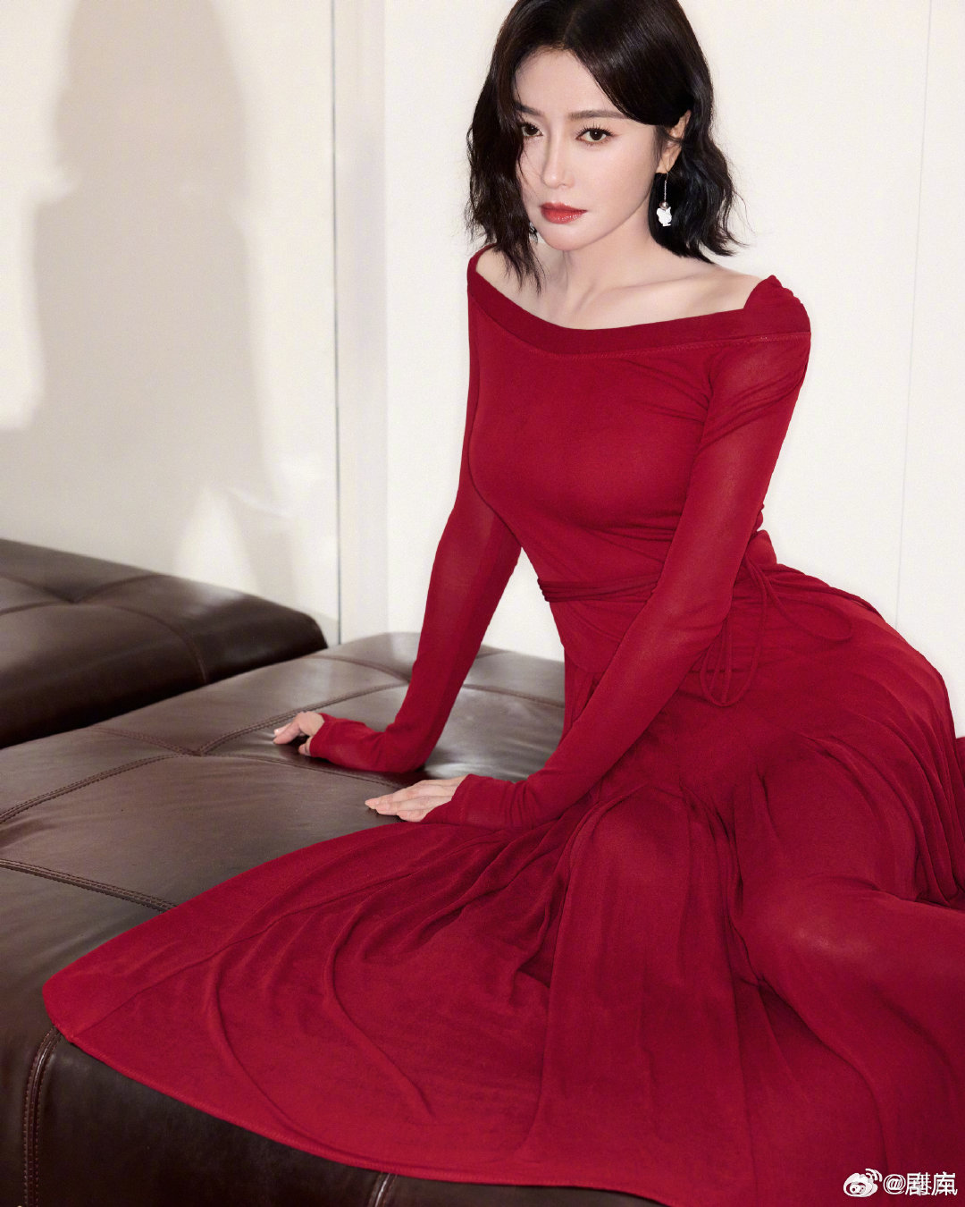 秦岚沈月否认与王鹤棣建小群，打工人共鸣