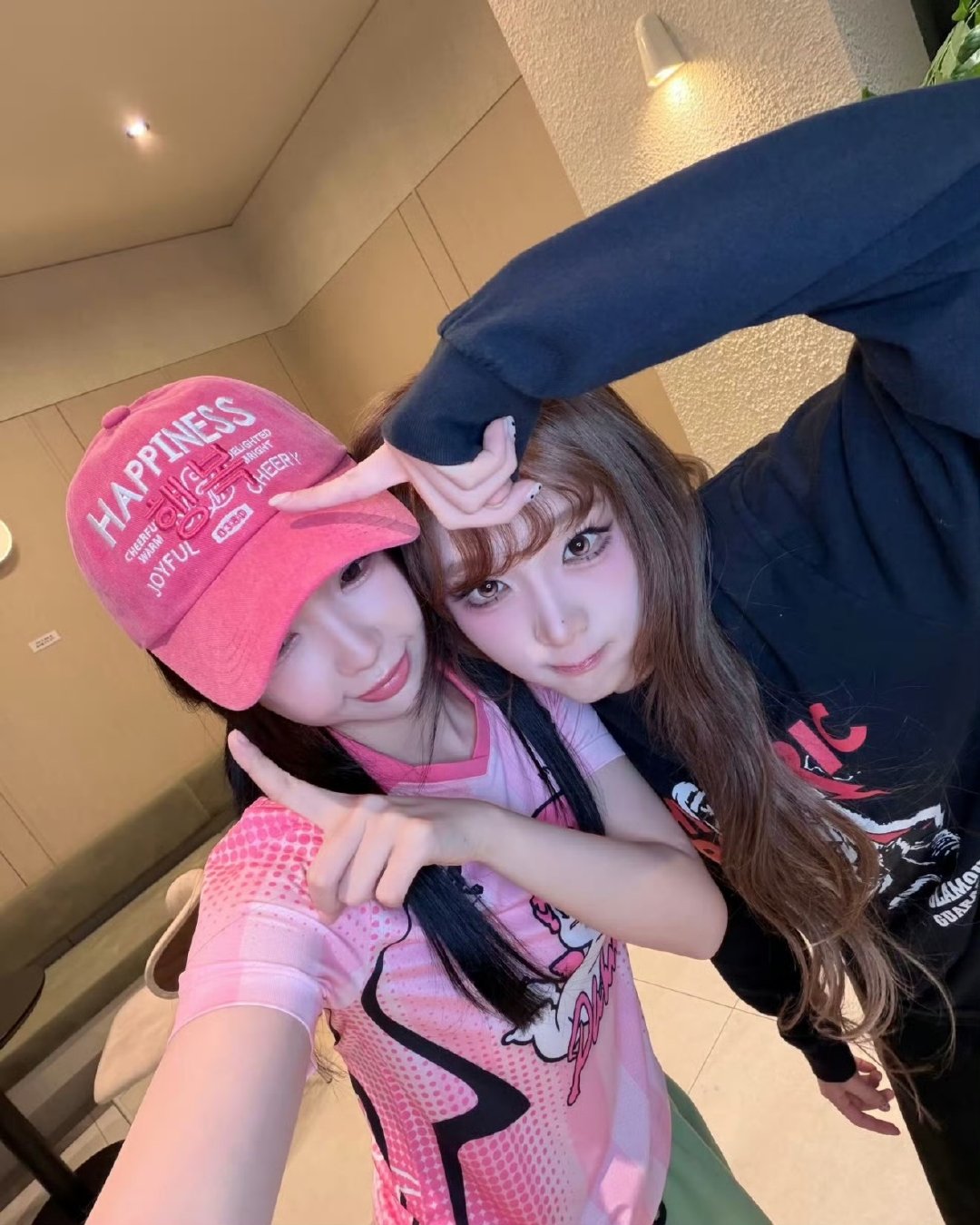 虞书欣崔叡娜晒自拍合照