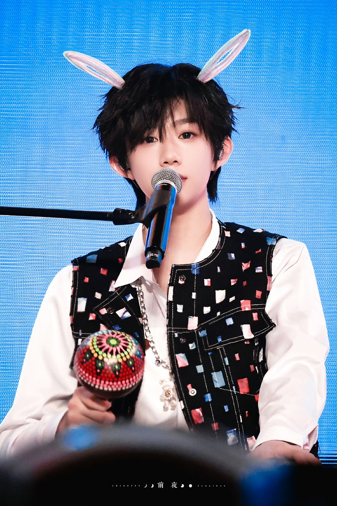 陈奕恒小兔耳朵造型萌化网友