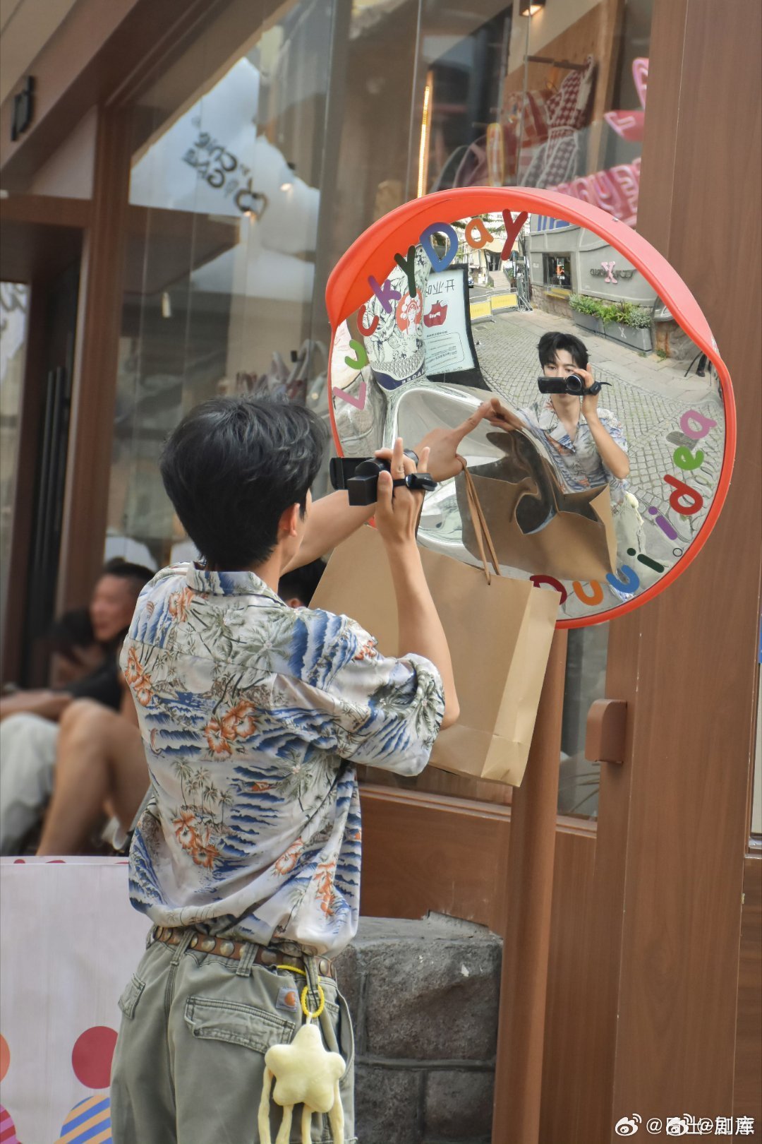 赵小童团综杀青，抽象风格引期待