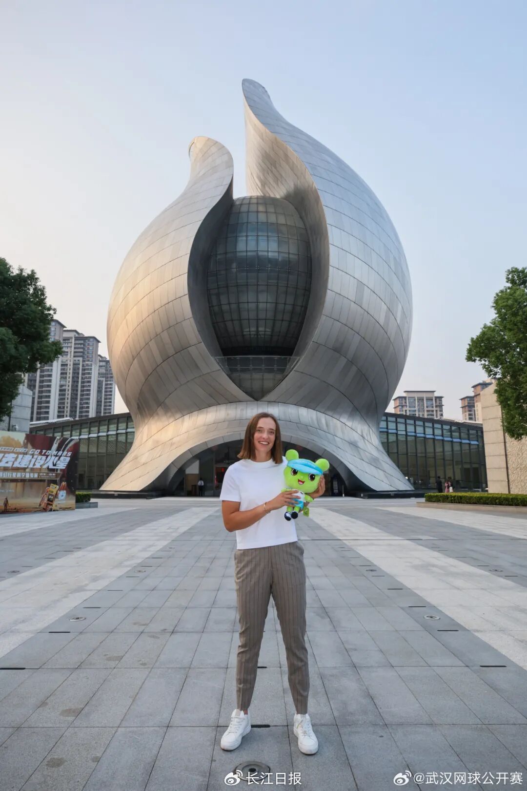 斯瓦泰克首战武网打卡建筑科技馆，拼插黄鹤楼模型盛赞武汉