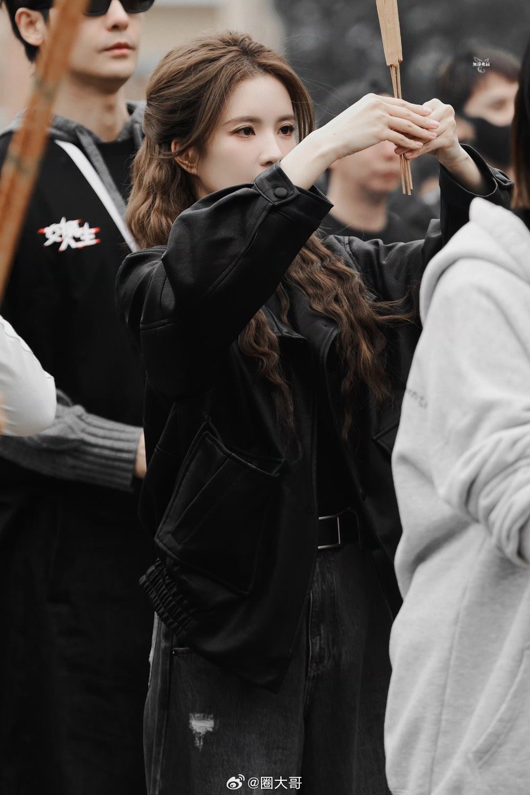 刘些宁新剧《交换人生》开机，饰演女主播安琪