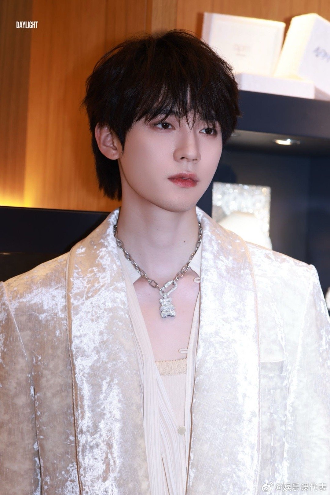 周翊然新加坡白色造型引热潮