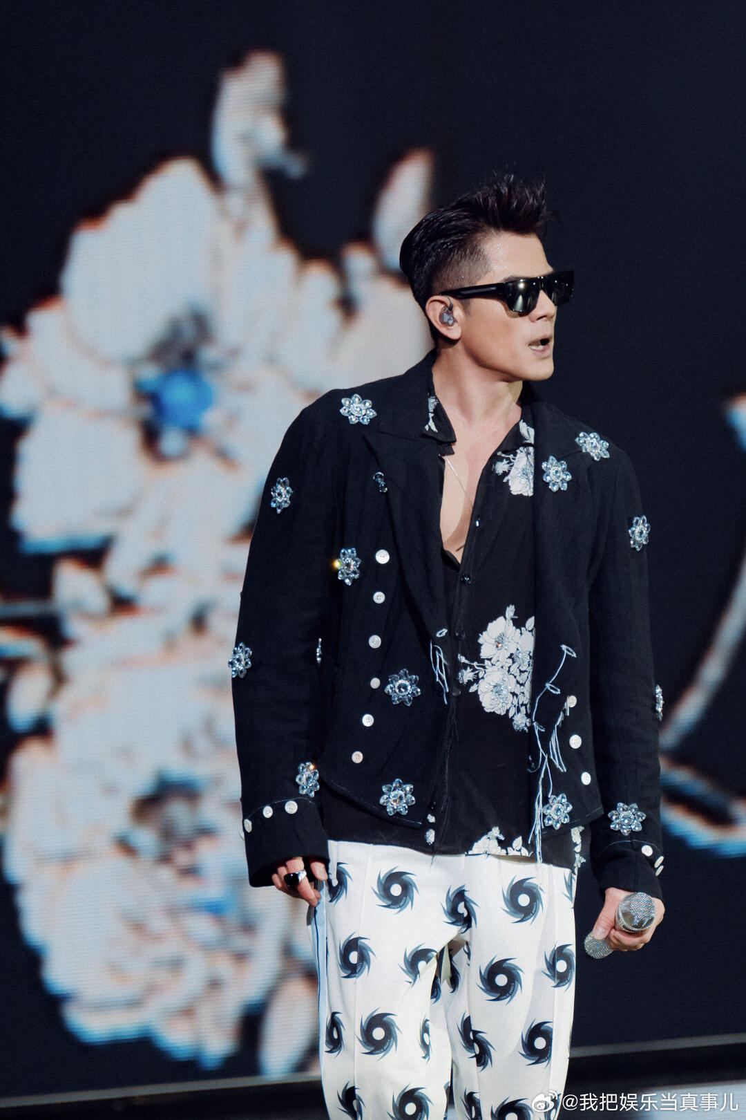 郭富城重庆演唱会状态惊艳，60岁机能强劲显年轻