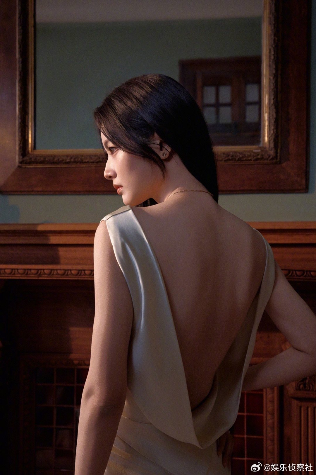 徐若晗全裸背造型亮相，惊艳全场