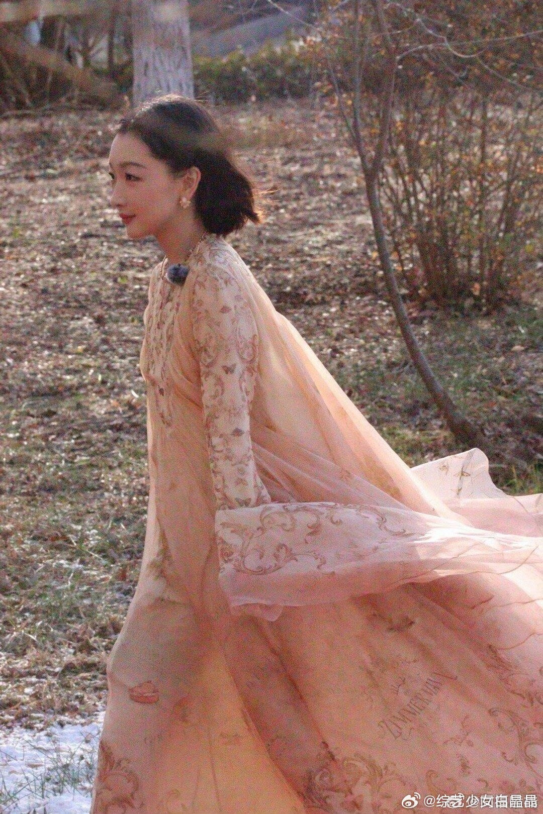 周冬雨剪短发梦回安生造型