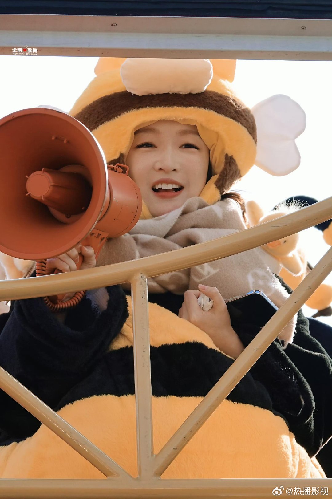 周冬雨戴小鸭子头套亮相周五晚高疯节目