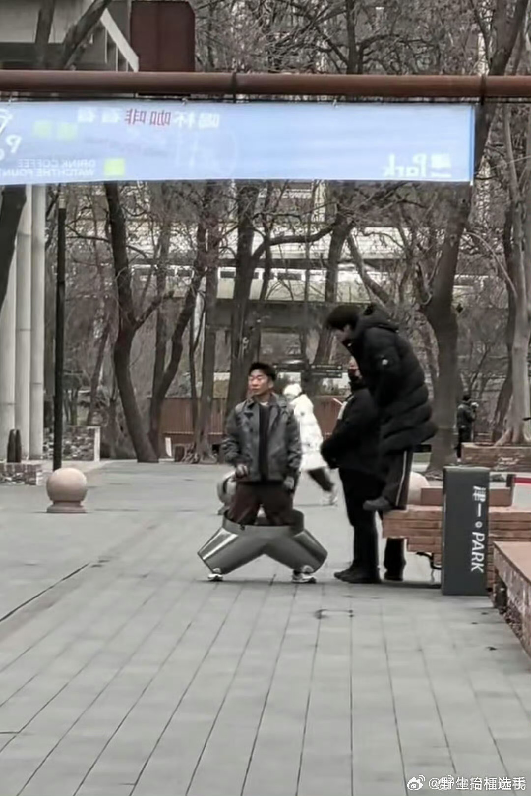 杨迪跳起才及魏大勋膝盖，身高差引热议