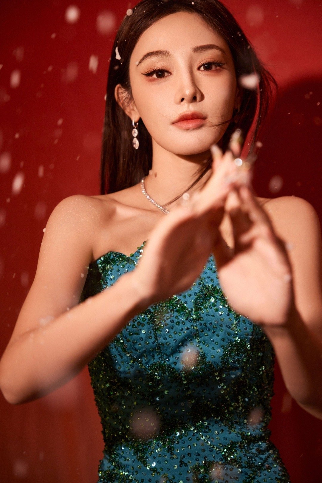 彭小苒盛典亮相两套新造型，更换造型师首秀获赞