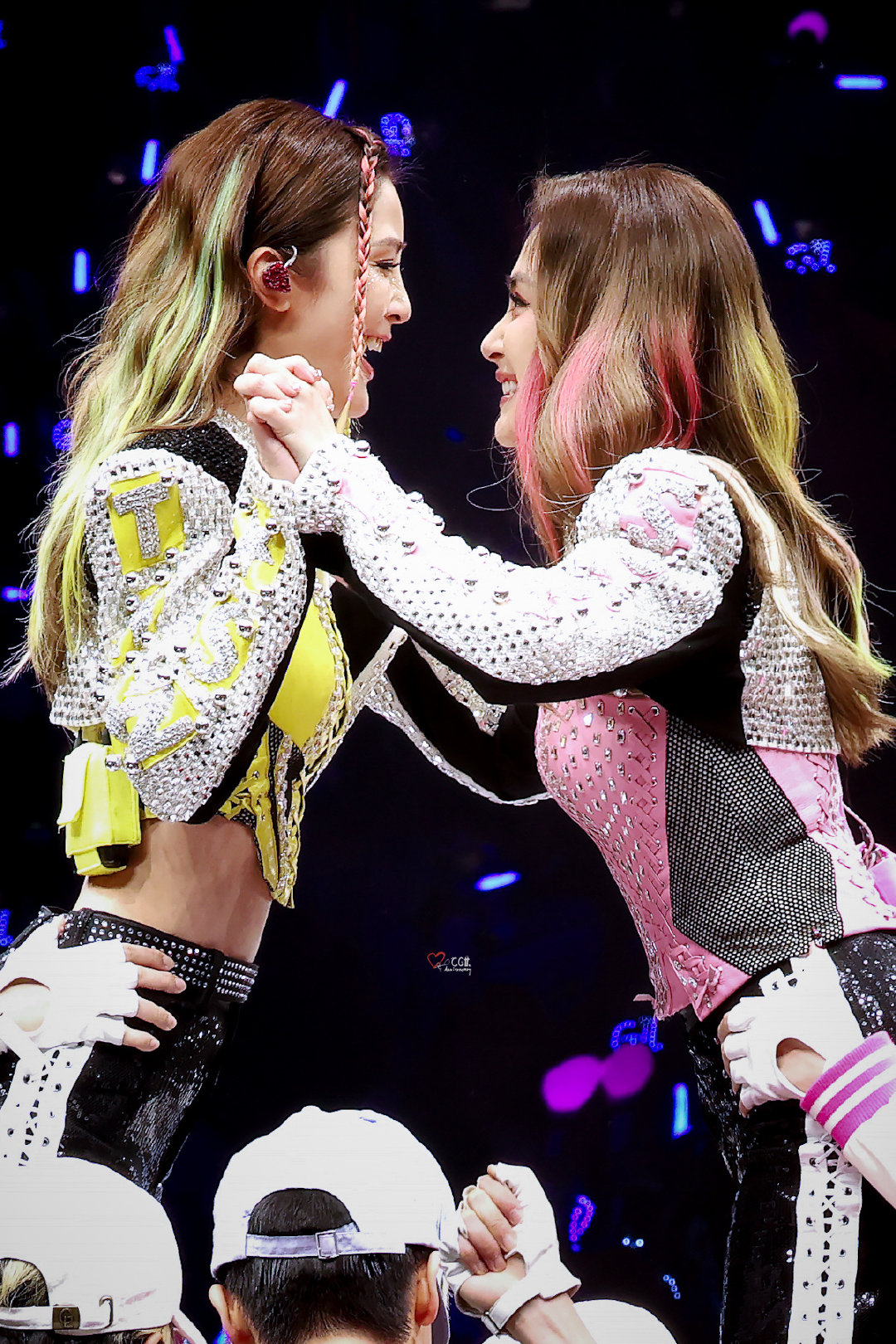 Twins阿娇阿Sa合体亮相长沙机场，黑白造型现身好六