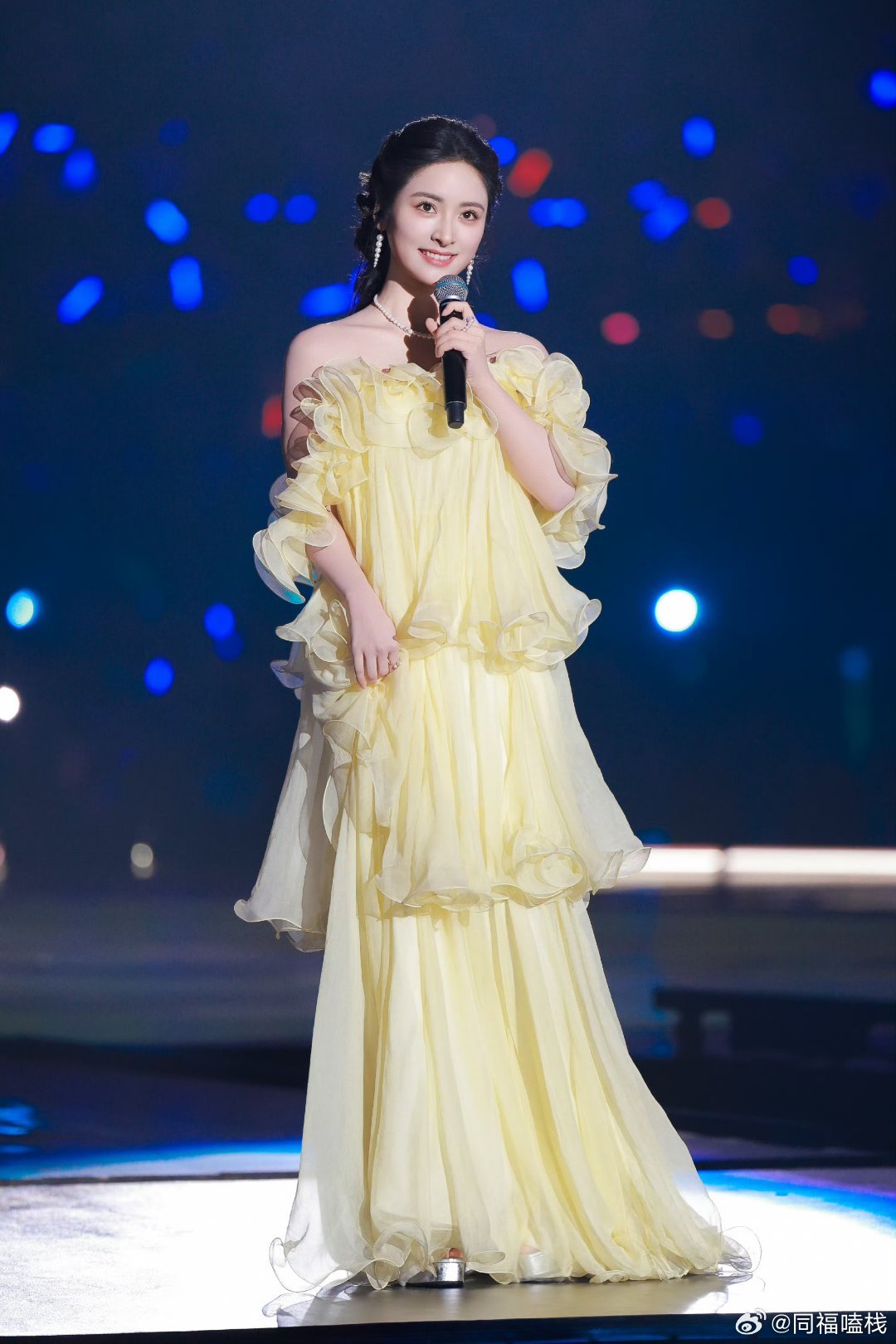 沈月黄裙造型清新如花仙子