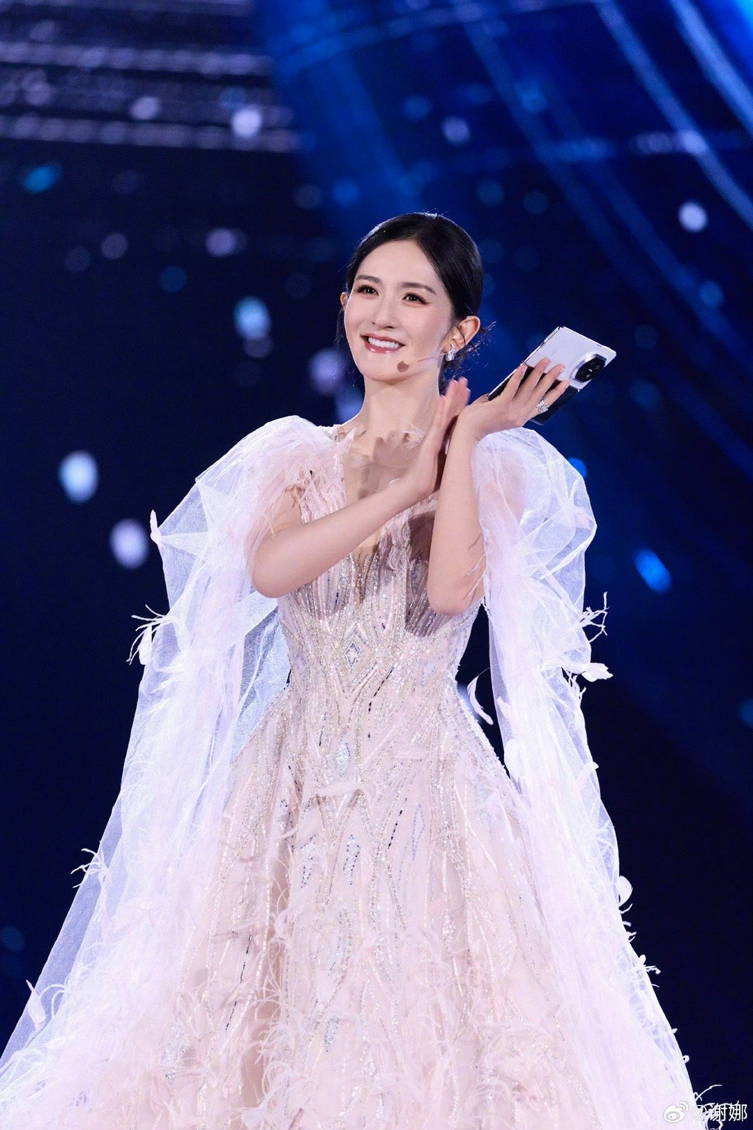 谢娜亮相中秋晚会等盛典展现主持实力