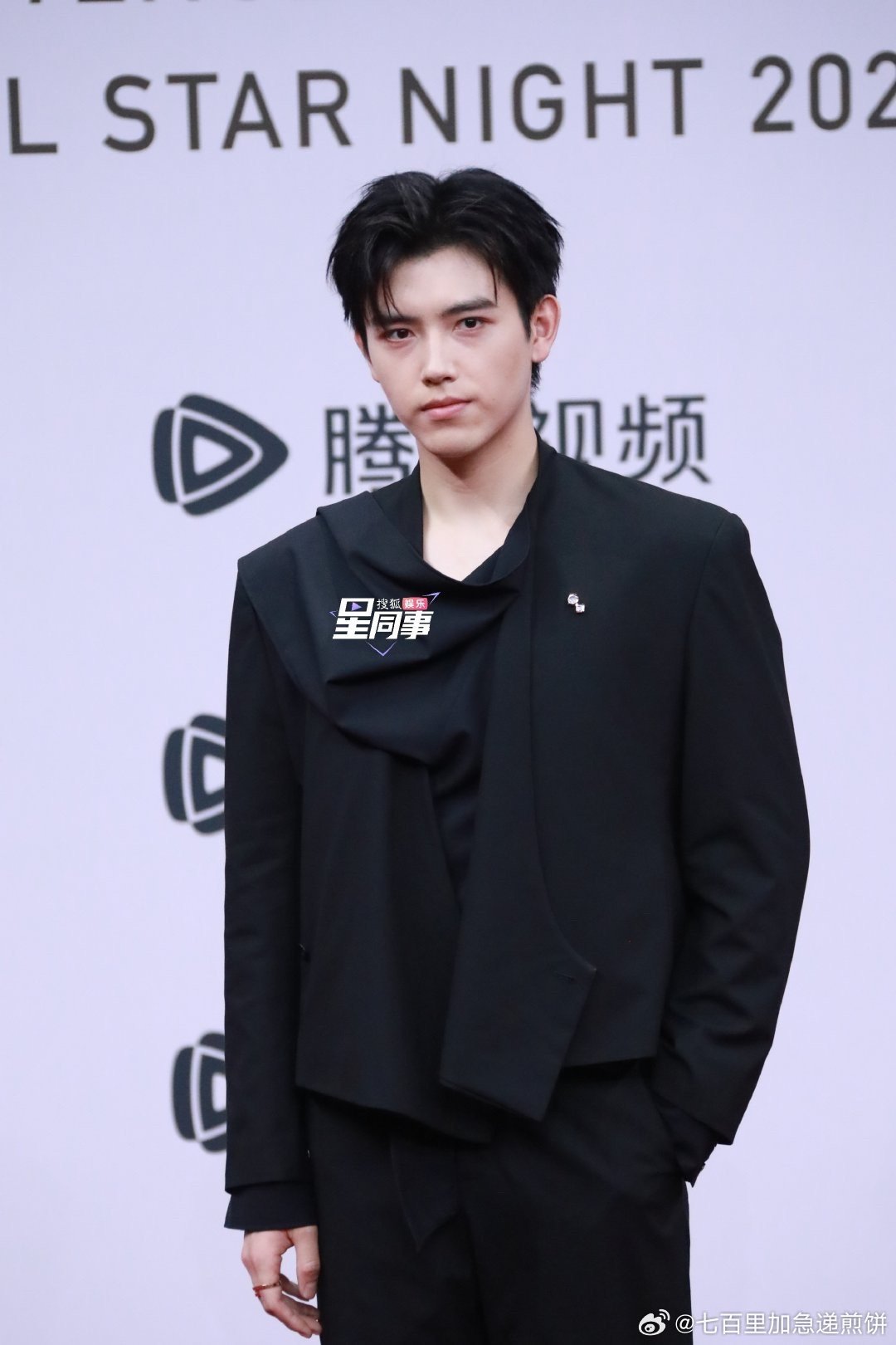 张凌赫龚俊等男星亮相星光大赏红毯